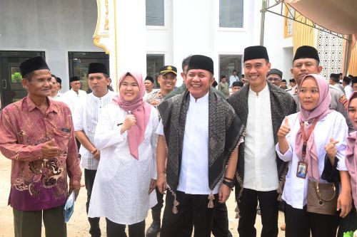 Gubernur Provinsi Sumatera Selatan, Herman Deru, menghadiri acara peringatan Maulid Nabi Muhammad SAW 1447 Hijriah di Desa Gading Raja, Kecamatan Pedamaran Timur, Kabupaten Ogan Komering Ilir (OKI), pada hari Minggu, tanggal 21 September 2025. (BEKISARMEDIA.ID/SIKUMBANG)