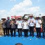 Gubernur Provinsi Sumatera Selatan (Sumsel), Herman Deru, bersama Menteri Koordinator Pangan Republik Indonesia, Zulkifli Hasan, dan Kapolri, Jenderal Listyo Sigit Prabowo, menghadiri Panen Raya Jagung Serentak RI Kuartal III di Desa Negeri Ratu, Kecamatan Bunga Mayang, Kabupaten OKU Timur. (BEKISARMEDIA.ID/SIKUMBANG)