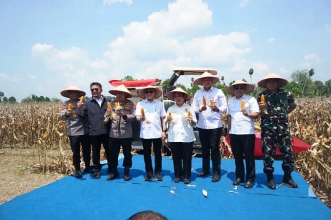 Gubernur Provinsi Sumatera Selatan (Sumsel), Herman Deru, bersama Menteri Koordinator Pangan Republik Indonesia, Zulkifli Hasan, dan Kapolri, Jenderal Listyo Sigit Prabowo, menghadiri Panen Raya Jagung Serentak RI Kuartal III di Desa Negeri Ratu, Kecamatan Bunga Mayang, Kabupaten OKU Timur. (BEKISARMEDIA.ID/SIKUMBANG)