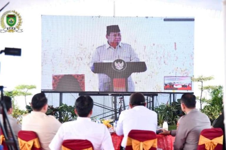 Ketua DPRD Sumsel, Andie Dinialdie, menghadiri acara Panen Raya Jagung Serentak Kuartal II Tahun 2025 digelar di Komplek Senai Indah, Kelurahan Indralaya Indah, Kecamatan Indralaya, Kabupaten Ogan Ilir, Provinsi Sumatera Selatan, hari Kamis, tanggal 5 Juni 2025. (BEKISARMEDIA.ID/SIKUMBANG)