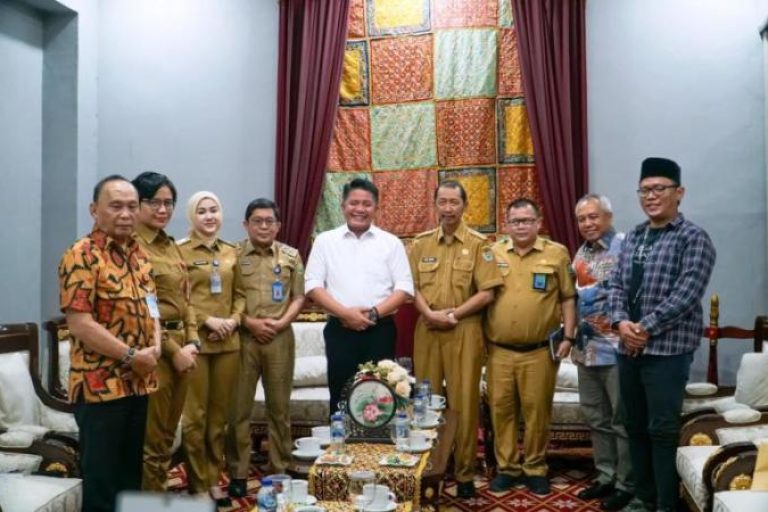 Gubernur Provinsi Sumatera Selatan, Herman Deru, menerima audiensi panitia Karang Asem Festival tahun 2025 di Griya Agung, Kota Palembang, pada hari Selasa, tanggal 26 Agustus 2025. (BEKISARMEDIA.ID/SIKUMBANG)