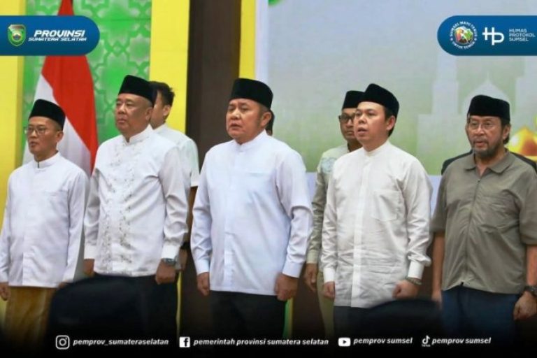 Suasana khidmat menyelimuti Gedung Asrama Haji, Palembang, pada Kamis malam, tanggal 4 September 2025, ketika Gubernur Sumatera Selatan (Sumsel), Herman Deru, memimpin masyarakat dalam Istighosah dan Doa Kebangsaan. (BEKISARMEDIA.ID/SIKUMBANG)