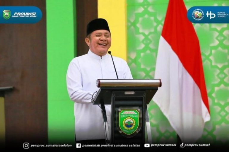 Suasana khidmat menyelimuti Gedung Asrama Haji, Palembang, pada Kamis malam, tanggal 4 September 2025, ketika Gubernur Sumatera Selatan (Sumsel), Herman Deru, memimpin masyarakat dalam Istighosah dan Doa Kebangsaan. (BEKISARMEDIA.ID/SIKUMBANG)
