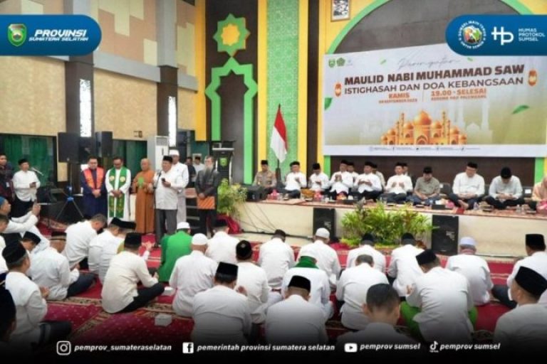 Suasana khidmat menyelimuti Gedung Asrama Haji, Palembang, pada Kamis malam, tanggal 4 September 2025, ketika Gubernur Sumatera Selatan (Sumsel), Herman Deru, memimpin masyarakat dalam Istighosah dan Doa Kebangsaan. (BEKISARMEDIA.ID/SIKUMBANG)