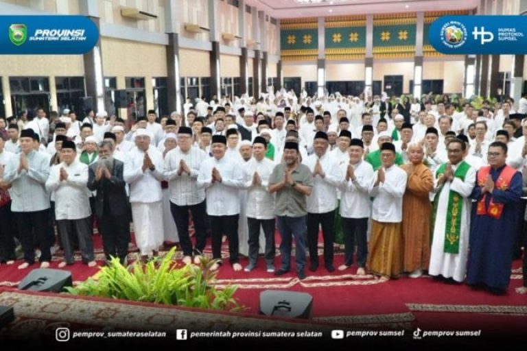 Suasana khidmat menyelimuti Gedung Asrama Haji, Palembang, pada Kamis malam, tanggal 4 September 2025, ketika Gubernur Sumatera Selatan (Sumsel), Herman Deru, memimpin masyarakat dalam Istighosah dan Doa Kebangsaan. (BEKISARMEDIA.ID/SIKUMBANG)