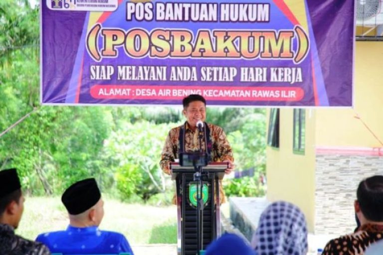 Gubernur Provinsi Sumatera Selatan, Herman Deru, meninjau Pos Bantuan Hukum Desa Air Bening, Kecamatan Rawas Ilir, Kabupaten Musi Rawas Utara, pada hari Minggu, tanggal 24 Agustus 2025. (BEKISARMEDIA.ID/SIKUMBANG)