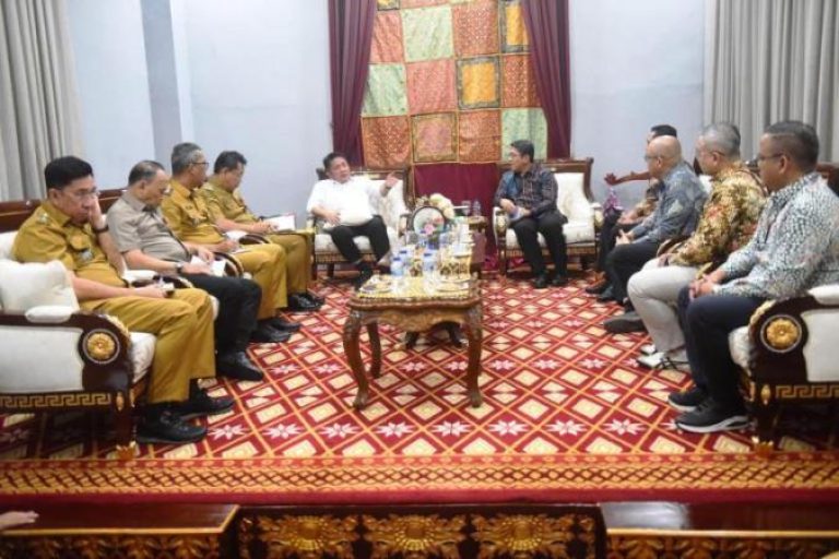 Gubernur Provinsi Sumatera Selatan, Herman Deru, melakukan pertemuan dengan jajaran Direksi PT Semen Baturaja di Griya Agung, Palembang, pada hari Senin, tanggal 25 Agustus 2025. (BEKISARMEDIA.ID/SIKUMBANG)