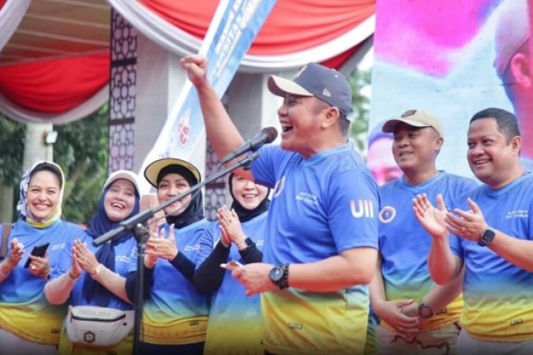 Gubernur Provinsi Sumatera Selatan (Sumsel), Herman Deru, secara resmi membuka kegiatan Jalan Sehat dan Bakti Sosial yang digelar Ikatan Keluarga Alumni Universitas Islam Indonesia (IKA UII) bekerja sama dengan Pemerintah Kota Palembang. (BEKISARMEDIA.ID/SIKUMBANG)
