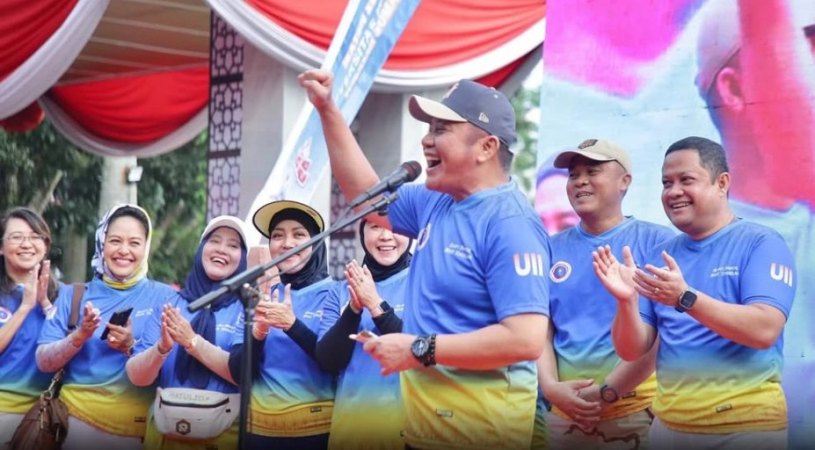 Gubernur Provinsi Sumatera Selatan (Sumsel), Herman Deru, secara resmi membuka kegiatan Jalan Sehat dan Bakti Sosial yang digelar Ikatan Keluarga Alumni Universitas Islam Indonesia (IKA UII) bekerja sama dengan Pemerintah Kota Palembang. (BEKISARMEDIA.ID/SIKUMBANG)