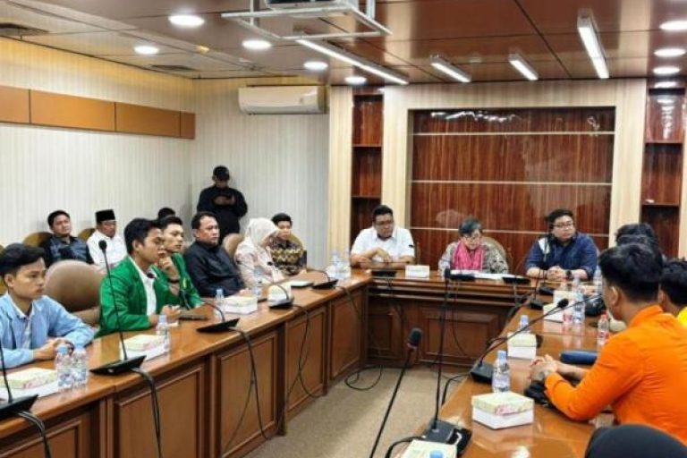 Ketua DPRD Provinsi Sumatera Selatan (Sumsel), Andie Dinialdie, bersama perwakilan mahasiswa Sumsel, menyampaikan aspirasi hasil aksi unjuk rasa damai di Gedung DPRD Sumsel, hari Senin, tanggal 1 September 2025 yang lalu, kepada pimpinan MPR dan anggota DPR Republik Indonesia di Senayan, Jakarta, hari Kamis, tanggal 4 September 2025. (BEKISARMEDIA.ID/SIKUMBANG)