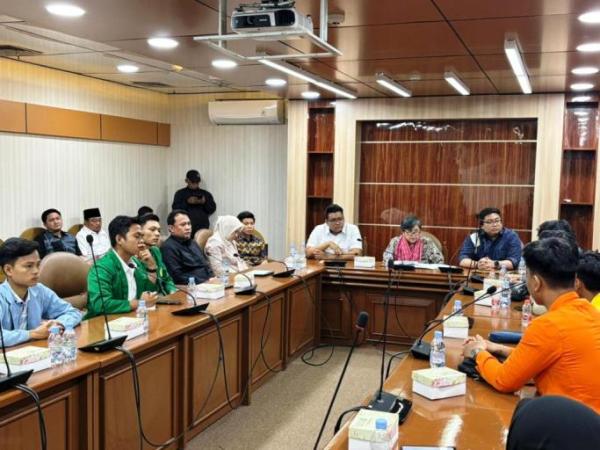 Ketua DPRD Provinsi Sumatera Selatan (Sumsel), Andie Dinialdie, bersama perwakilan mahasiswa Sumsel, menyampaikan aspirasi hasil aksi unjuk rasa damai di Gedung DPRD Sumsel, hari Senin, tanggal 1 September 2025 yang lalu, kepada pimpinan MPR dan anggota DPR Republik Indonesia di Senayan, Jakarta, hari Kamis, tanggal 4 September 2025. (BEKISARMEDIA.ID/SIKUMBANG)
