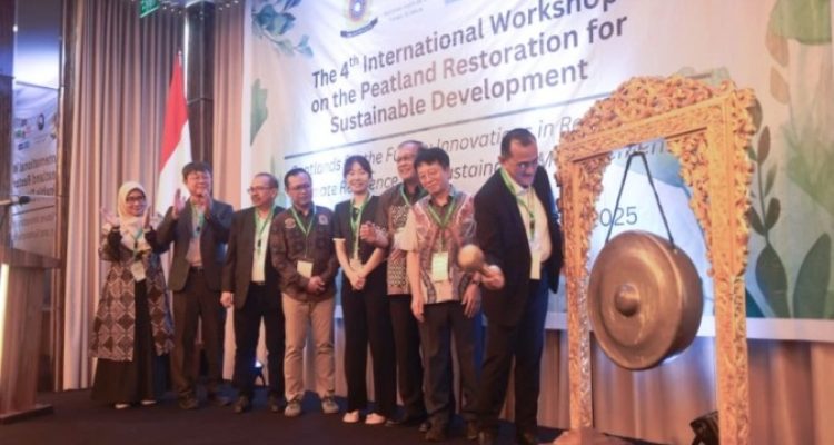 Sekretaris Daerah (Sekda) Provinsi Sumatera Selatan (Sumsel), Edward Candra, resmi membuka The 4th International Workshop on the Peatland Restoration for Sustainable Development, pada hari Rabu, tanggal 3 September 2025. (BEKISARMEDIA.ID/SIKUMBANG)