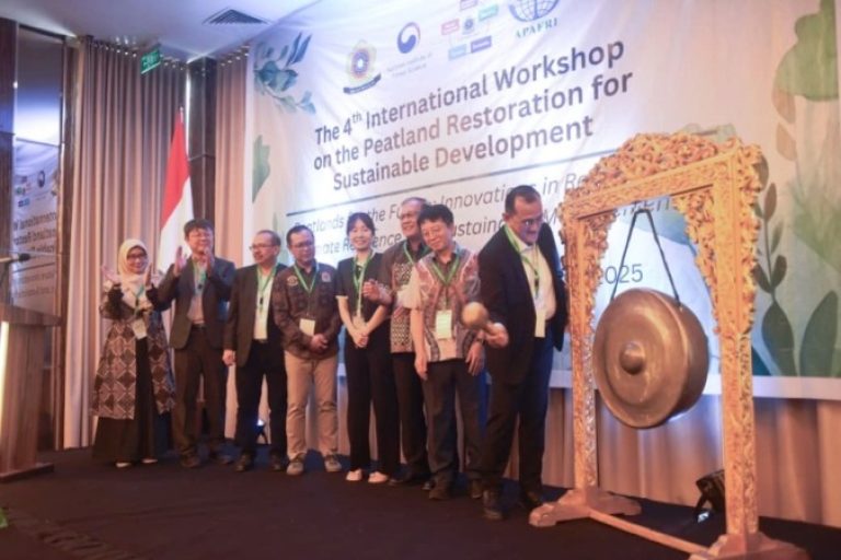 Sekretaris Daerah (Sekda) Provinsi Sumatera Selatan (Sumsel), Edward Candra, resmi membuka The 4th International Workshop on the Peatland Restoration for Sustainable Development, pada hari Rabu, tanggal 3 September 2025. (BEKISARMEDIA.ID/SIKUMBANG)