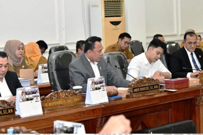 Badan Anggaran (Banggar) Dewan Perwakilan Rakyat Daerah (DPRD) Provinsi Sumatera Selatan (Sumsel) menggelar rapat bersama Tim Anggaran Pendapatan Daerah (TAPD) Sumsel dan Inspektorat Provinsi Sumsel. (BEKISARMEDIA.ID/SIKUMBANG)