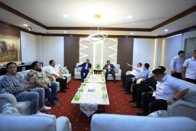 Gubernur Sumatera Selatan, Herman Deru mendampingi Ketua Umum KORPRI, Prof. Dr. Zudan Arif Fakrulloh, saat melakukan kunjungan ke berbagai venue di Jakabaring Sport City dalam rangka pelaksanaan PORNAS tahun 2025. (BEKISARMEDIA.ID/SIKUMBANG)