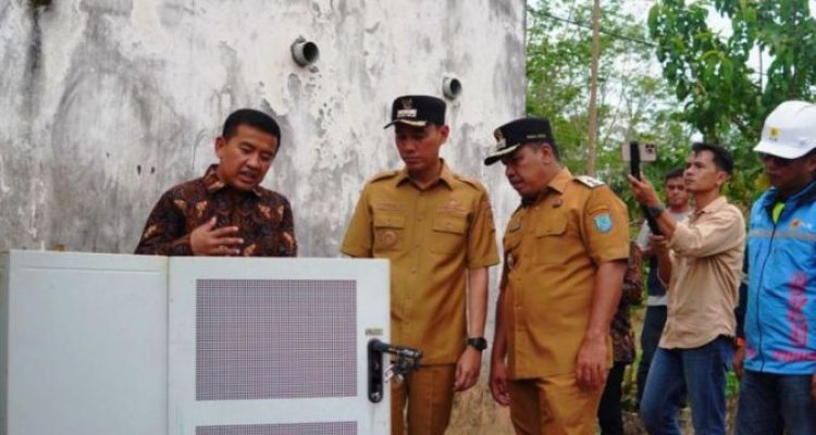 Bupati OKI, H. Muchendi Mahzareki, saat meresmikan pembangunan menara telekomunikasi Base Transceiver Station (BTS) dan trafo berkapasitas 165 kVA di Desa Karya Mukti, Kecamatan Mesuji, Kabupaten OKI, pada hari Selasa, tanggal 23 September 2025. (BEKISARMEDIA.ID/SIKUMBANG)