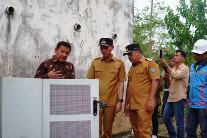 Bupati OKI, H. Muchendi Mahzareki, saat meresmikan pembangunan menara telekomunikasi Base Transceiver Station (BTS) dan trafo berkapasitas 165 kVA di Desa Karya Mukti, Kecamatan Mesuji, Kabupaten OKI, pada hari Selasa, tanggal 23 September 2025. (BEKISARMEDIA.ID/SIKUMBANG)