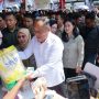 Wakil Gubernur Sumatera Selatan, Cik Ujang, menyerahkan beras SPHP kepada warga, dalam operasi pasar murah yang digelar oleh Pemerintah provinsi Sumatera Selatan. (BEKISARMEDIA.ID/SIKUMBANG)