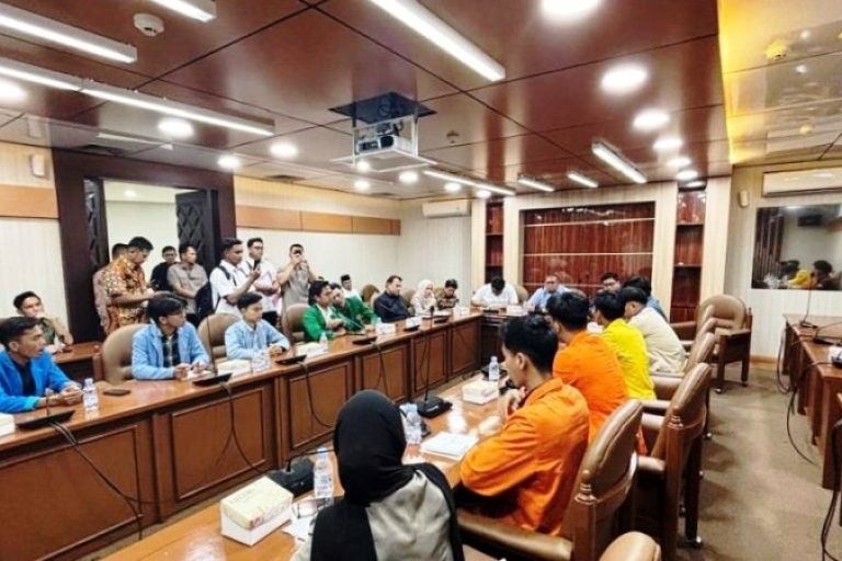 Ketua DPRD Provinsi Sumatera Selatan (Sumsel), Andie Dinialdie, bersama perwakilan mahasiswa Sumsel, menyampaikan aspirasi hasil aksi unjuk rasa damai di Gedung DPRD Sumsel, hari Senin, tanggal 1 September 2025 yang lalu, kepada pimpinan MPR dan anggota DPR Republik Indonesia di Senayan, Jakarta, hari Kamis, tanggal 4 September 2025. (BEKISARMEDIA.ID/SIKUMBANG)