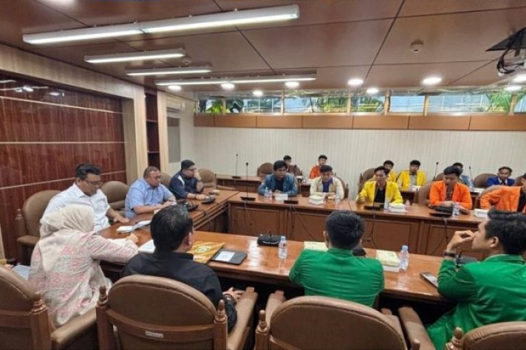 Ketua DPRD Provinsi Sumatera Selatan (Sumsel), Andie Dinialdie, bersama perwakilan mahasiswa Sumsel, menyampaikan aspirasi hasil aksi unjuk rasa damai di Gedung DPRD Sumsel, hari Senin, tanggal 1 September 2025 yang lalu, kepada pimpinan MPR dan anggota DPR Republik Indonesia di Senayan, Jakarta, hari Kamis, tanggal 4 September 2025. (BEKISARMEDIA.ID/SIKUMBANG)