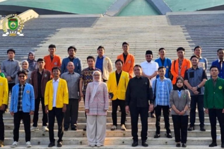 Ketua DPRD Provinsi Sumatera Selatan (Sumsel), Andie Dinialdie, bersama perwakilan mahasiswa Sumsel, menyampaikan aspirasi hasil aksi unjuk rasa damai di Gedung DPRD Sumsel, hari Senin, tanggal 1 September 2025 yang lalu, kepada pimpinan MPR dan anggota DPR Republik Indonesia di Senayan, Jakarta, hari Kamis, tanggal 4 September 2025. (BEKISARMEDIA.ID/SIKUMBANG)