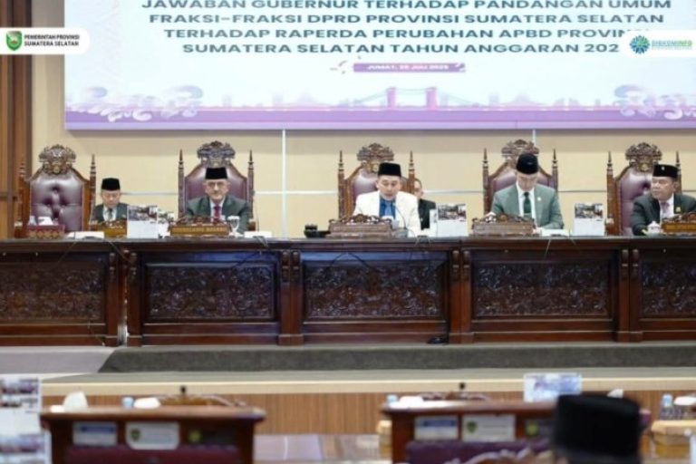 Pemerintah Provinsi (Pemprov) Sumatera Selatan (Sumsel) menyampaikan jawaban atas pandangan umum fraksi-fraksi DPRD Sumsel terhadap Rancangan Peraturan Daerah (Raperda) tentang Perubahan APBD Tahun Anggaran 2025. (BEKISARMEDIA.ID/SIKUMBANG)