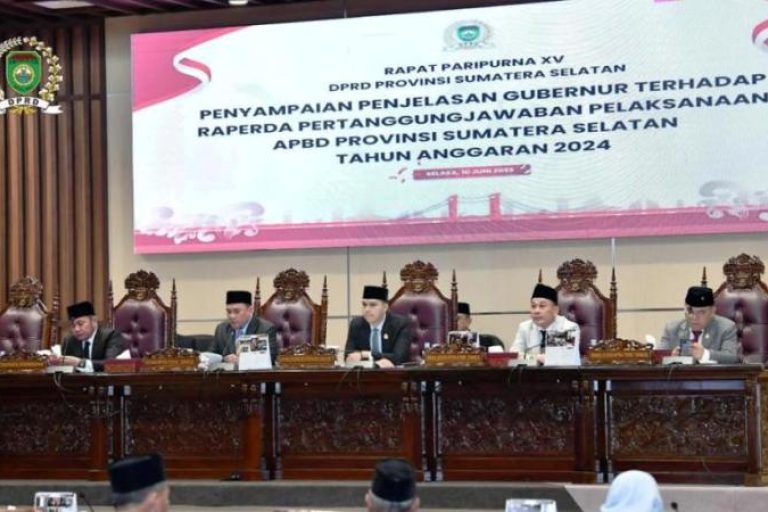 Rapat Paripurna XV DPRD Provinsi Sumsel mengagendakan penyampaian penjelasan Gubernur terkait Rancangan Peraturan Daerah (Raperda) tentang Pertanggungjawaban Pelaksanaan Anggaran Pendapatan dan Belanja Daerah (APBD) Tahun Anggaran 2024, yang digelar di Gedung DPRD Sumsel, Jalan POM IX Kota Palembang, pada hari Senin, tanggal 10 Juni 2025. (BEKISARMEDIA.ID/SIKUMBANG)