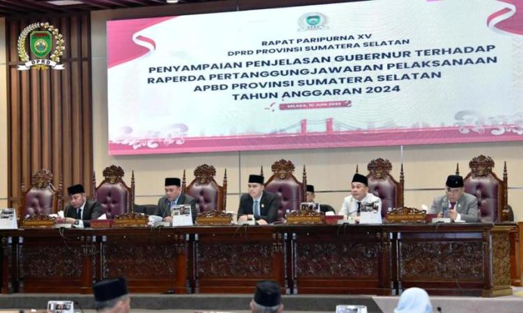 Rapat Paripurna XV DPRD Provinsi Sumsel mengagendakan penyampaian penjelasan Gubernur terkait Rancangan Peraturan Daerah (Raperda) tentang Pertanggungjawaban Pelaksanaan Anggaran Pendapatan dan Belanja Daerah (APBD) Tahun Anggaran 2024, yang digelar di Gedung DPRD Sumsel, Jalan POM IX Kota Palembang, pada hari Senin, tanggal 10 Juni 2025. (BEKISARMEDIA.ID/SIKUMBANG)