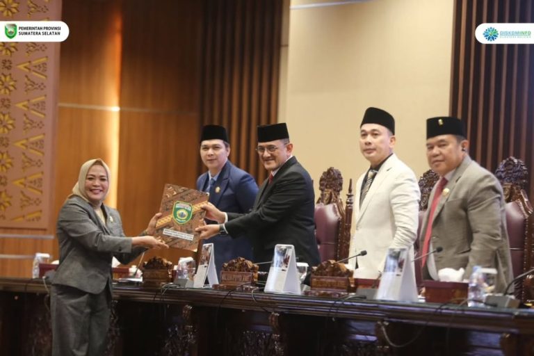 Anggota DPRD Sumsel menyerahkan Pandangan Umum Fraksi Terhadap 3 Raperda kepada Sekretaris Daerah (Sekda) Provinsi Sumatera Selatan (Sumsel), Edward Candra, dalam Rapat Paripurna XVII DPRD Sumsel, pada hari Jum'at, tanggal 11 Juli 2025. (BEKISARMEDIA.ID/SIKUMBANG)