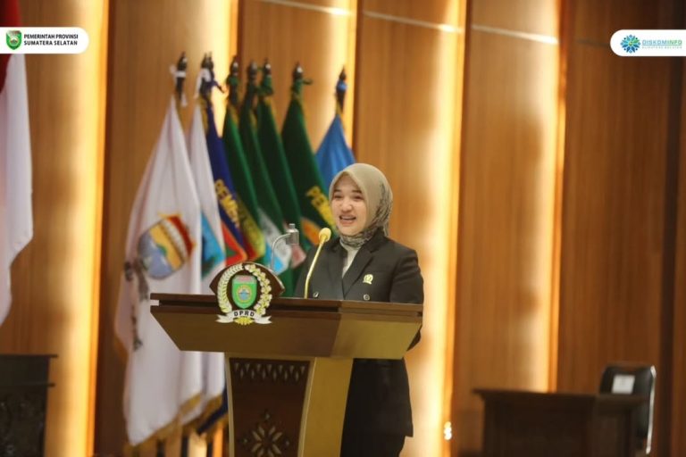 Anggota DPRD Sumsel menyampaikan Pandangan Umum Fraksi Terhadap 3 Raperda kepada Sekretaris Daerah (Sekda) Provinsi Sumatera Selatan (Sumsel), Edward Candra, dalam Rapat Paripurna XVII DPRD Sumsel, pada hari Jum'at, tanggal 11 Juli 2025. (BEKISARMEDIA.ID/SIKUMBANG)