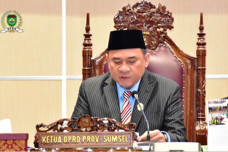 Ketua DPRD Sumsel, Andie Dinialdie, memimpin Rapat Paripurna XV DPRD Provinsi Sumsel dengan agenda penyampaian penjelasan Gubernur terkait Rancangan Peraturan Daerah (Raperda) tentang Pertanggungjawaban Pelaksanaan Anggaran Pendapatan dan Belanja Daerah (APBD) Tahun Anggaran 2024, yang digelar di Gedung DPRD Sumsel, Jalan POM IX Kota Palembang, pada hari Senin, tanggal 10 Juni 2025. (BEKISARMEDIA.ID/SIKUMBANG)