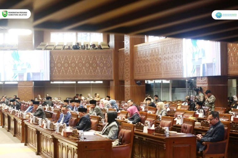 Anggota DPRD Sumsel menyampaikan Pandangan Umum Fraksi Terhadap 3 Raperda kepada Sekretaris Daerah (Sekda) Provinsi Sumatera Selatan (Sumsel), Edward Candra, dalam Rapat Paripurna XVII DPRD Sumsel, pada hari Jum'at, tanggal 11 Juli 2025. (BEKISARMEDIA.ID/SIKUMBANG)