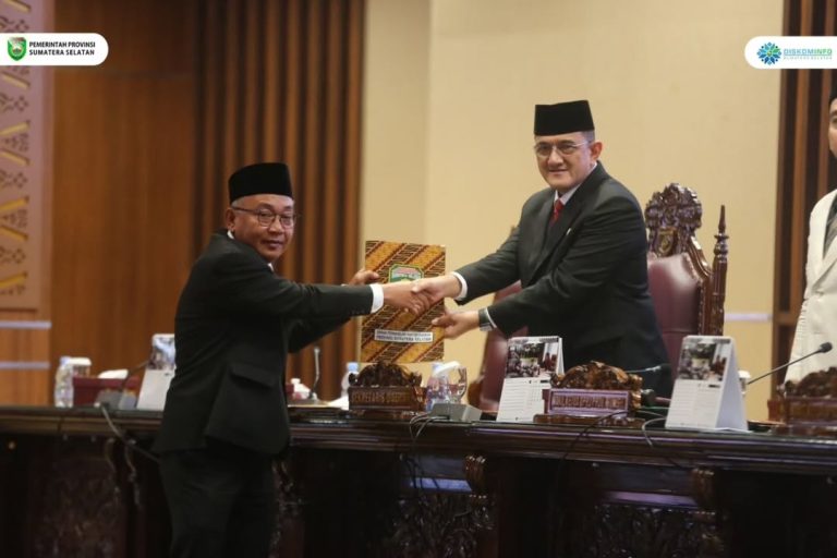 Anggota DPRD Sumsel menyerahkan Pandangan Umum Fraksi Terhadap 3 Raperda kepada Sekretaris Daerah (Sekda) Provinsi Sumatera Selatan (Sumsel), Edward Candra, dalam Rapat Paripurna XVII DPRD Sumsel, pada hari Jum'at, tanggal 11 Juli 2025. (BEKISARMEDIA.ID/SIKUMBANG)