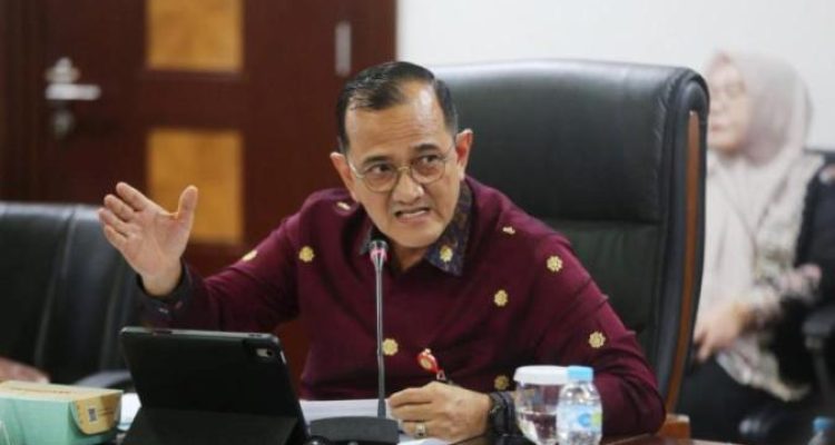 Sekretaris Daerah (Sekda) Provinsi Sumatera Selatan, Edward Candra, menghadiri Rapat Koordinasi Proyek pembangunan Jalan Tol Trans Sumatera (JTTS) ruas Palembang–Betung, di Ruang Rapat Utama, Gedung Bina Graha Kantor Staf Presiden (KSP), Jakarta, pada hari Jum'at, tanggal 12 September 2025. (BEKISARMEDIA.ID/SIKUMBANG)