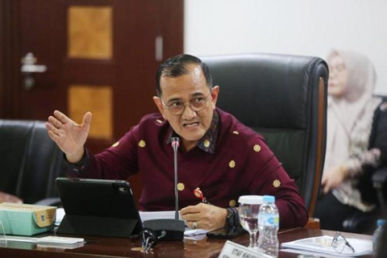 Sekretaris Daerah (Sekda) Provinsi Sumatera Selatan, Edward Candra, menghadiri Rapat Koordinasi Proyek pembangunan Jalan Tol Trans Sumatera (JTTS) ruas Palembang–Betung, di Ruang Rapat Utama, Gedung Bina Graha Kantor Staf Presiden (KSP), Jakarta, pada hari Jum'at, tanggal 12 September 2025. (BEKISARMEDIA.ID/SIKUMBANG)