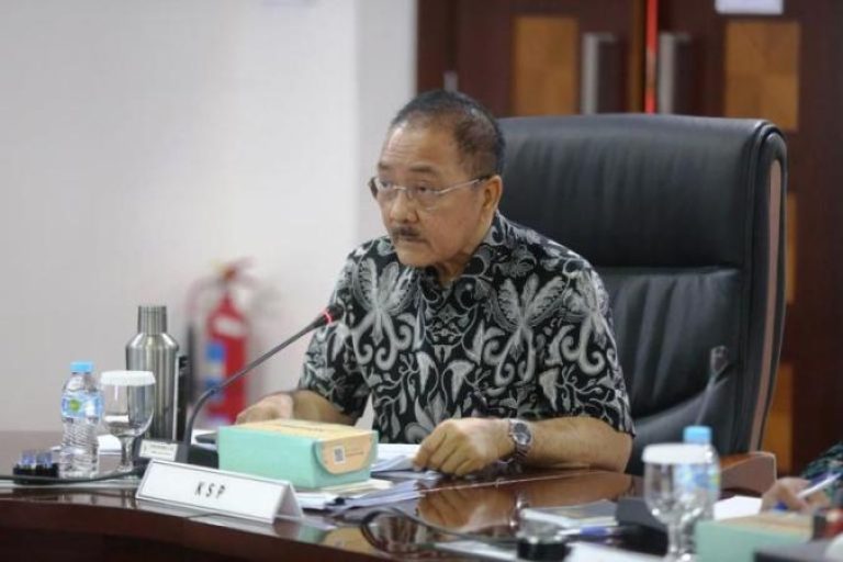 Sekretaris Daerah (Sekda) Provinsi Sumatera Selatan, Edward Candra, menghadiri Rapat Koordinasi Proyek pembangunan Jalan Tol Trans Sumatera (JTTS) ruas Palembang–Betung, di Ruang Rapat Utama, Gedung Bina Graha Kantor Staf Presiden (KSP), Jakarta, pada hari Jum'at, tanggal 12 September 2025. (BEKISARMEDIA.ID/SIKUMBANG)