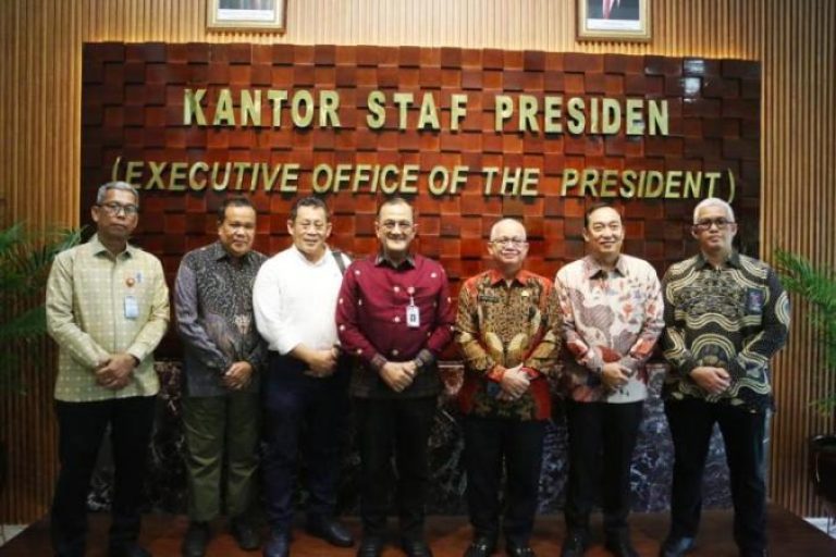 Sekretaris Daerah (Sekda) Provinsi Sumatera Selatan, Edward Candra, menghadiri Rapat Koordinasi Proyek pembangunan Jalan Tol Trans Sumatera (JTTS) ruas Palembang–Betung, di Ruang Rapat Utama, Gedung Bina Graha Kantor Staf Presiden (KSP), Jakarta, pada hari Jum'at, tanggal 12 September 2025. (BEKISARMEDIA.ID/SIKUMBANG)