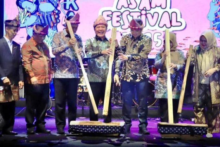 Gubernur Provinsi Sumatera Selatan, Herman Deru, menghadiri Karang Asam Festival tahun 2025 yang digelar di Alun-Alun Kelurahan Tanjung Enim Selatan, Kecamatan Lawang Kidul, Kabupaten Muara Enim. (BEKISARMEDIA.ID/SIKUMBANG)