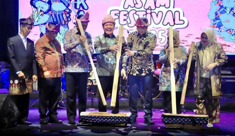 Gubernur Provinsi Sumatera Selatan, Herman Deru, menghadiri Karang Asam Festival tahun 2025 yang digelar di Alun-Alun Kelurahan Tanjung Enim Selatan, Kecamatan Lawang Kidul, Kabupaten Muara Enim. (BEKISARMEDIA.ID/SIKUMBANG)