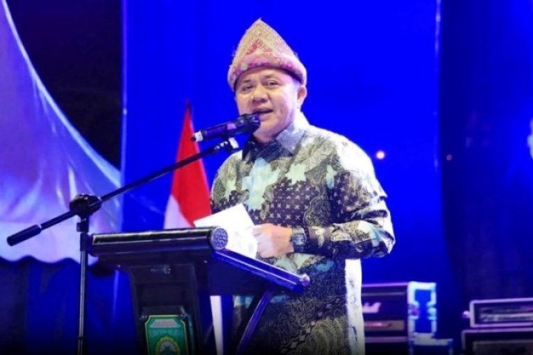 Gubernur Provinsi Sumatera Selatan, Herman Deru, menghadiri Karang Asam Festival tahun 2025 yang digelar di Alun-Alun Kelurahan Tanjung Enim Selatan, Kecamatan Lawang Kidul, Kabupaten Muara Enim. (BEKISARMEDIA.ID/SIKUMBANG)