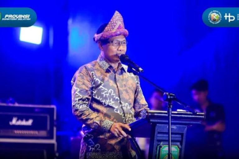 Gubernur Provinsi Sumatera Selatan, Herman Deru, menghadiri Karang Asam Festival tahun 2025 yang digelar di Alun-Alun Kelurahan Tanjung Enim Selatan, Kecamatan Lawang Kidul, Kabupaten Muara Enim. (BEKISARMEDIA.ID/SIKUMBANG)