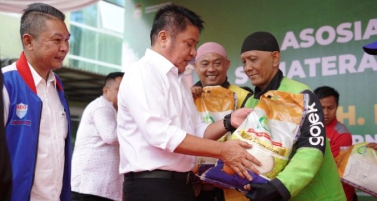 Gubernur Provinsi Sumatera Selatan, Herman Deru, menunjukkan kepeduliannya kepada para pengemudi Ojek Online (Ojol) di Palembang dengan menyalurkan bantuan 50 ton beras di Sekretariat ADO Sumsel, pada hari Senin, tanggal 1 September 2025 (BEKISARMEDIA.ID/SIKUMBANG)