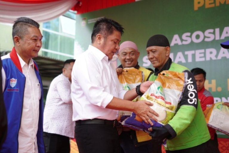 Gubernur Provinsi Sumatera Selatan, Herman Deru, menunjukkan kepeduliannya kepada para pengemudi Ojek Online (Ojol) di Palembang dengan menyalurkan bantuan 50 ton beras di Sekretariat ADO Sumsel, pada hari Senin, tanggal 1 September 2025 (BEKISARMEDIA.ID/SIKUMBANG)