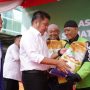 Gubernur Provinsi Sumatera Selatan, Herman Deru, menunjukkan kepeduliannya kepada para pengemudi Ojek Online (Ojol) di Palembang dengan menyalurkan bantuan 50 ton beras di Sekretariat ADO Sumsel, pada hari Senin, tanggal 1 September 2025 (BEKISARMEDIA.ID/SIKUMBANG)