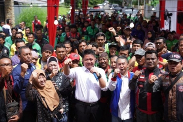 Gubernur Provinsi Sumatera Selatan, Herman Deru, menunjukkan kepeduliannya kepada para pengemudi Ojek Online (Ojol) di Palembang dengan menyalurkan bantuan 50 ton beras di Sekretariat ADO Sumsel, pada hari Senin, tanggal 1 September 2025 (BEKISARMEDIA.ID/SIKUMBANG)