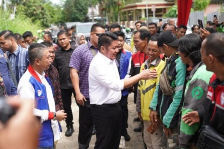 Gubernur Provinsi Sumatera Selatan, Herman Deru, menunjukkan kepeduliannya kepada para pengemudi Ojek Online (Ojol) di Palembang dengan menyalurkan bantuan 50 ton beras di Sekretariat ADO Sumsel, pada hari Senin, tanggal 1 September 2025 (BEKISARMEDIA.ID/SIKUMBANG)