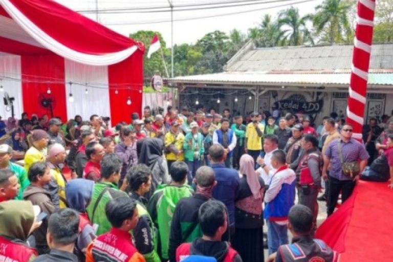 Gubernur Provinsi Sumatera Selatan, Herman Deru, menunjukkan kepeduliannya kepada para pengemudi Ojek Online (Ojol) di Palembang dengan menyalurkan bantuan 50 ton beras di Sekretariat ADO Sumsel, pada hari Senin, tanggal 1 September 2025 (BEKISARMEDIA.ID/SIKUMBANG)