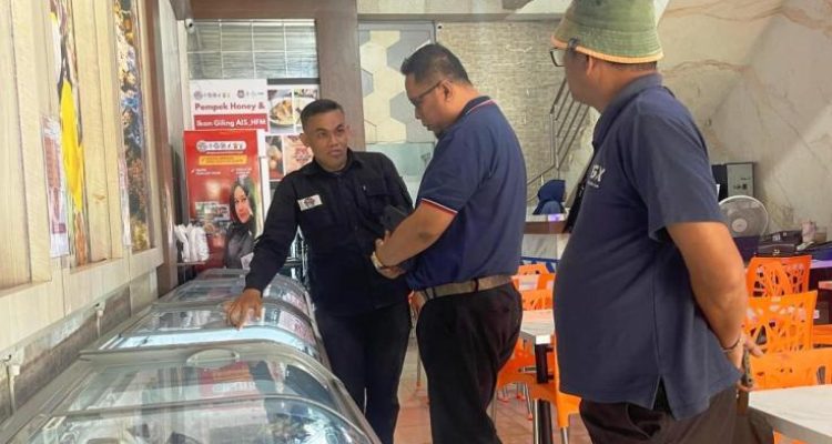 Pengurus HNSI DPC Kota Palembang melakukan kunjungan ke Pempek Honey dalam rangka sinergi dan kolaborasi antara organisasi nelayan dan pelaku usaha perikanan, hari Senin, tanggal 1 September 2025. (BEKISARMEDIA.ID/MIFTA)