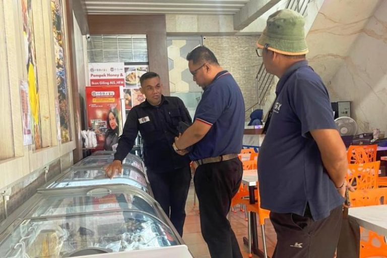 Pengurus HNSI DPC Kota Palembang melakukan kunjungan ke Pempek Honey dalam rangka sinergi dan kolaborasi antara organisasi nelayan dan pelaku usaha perikanan, hari Senin, tanggal 1 September 2025. (BEKISARMEDIA.ID/MIFTA)