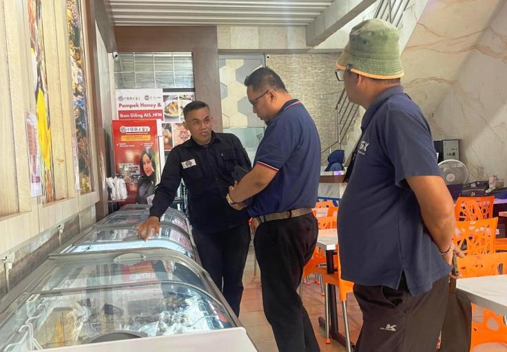 Pengurus HNSI DPC Kota Palembang melakukan kunjungan ke Pempek Honey dalam rangka sinergi dan kolaborasi antara organisasi nelayan dan pelaku usaha perikanan, hari Senin, tanggal 1 September 2025. (BEKISARMEDIA.ID/MIFTA)